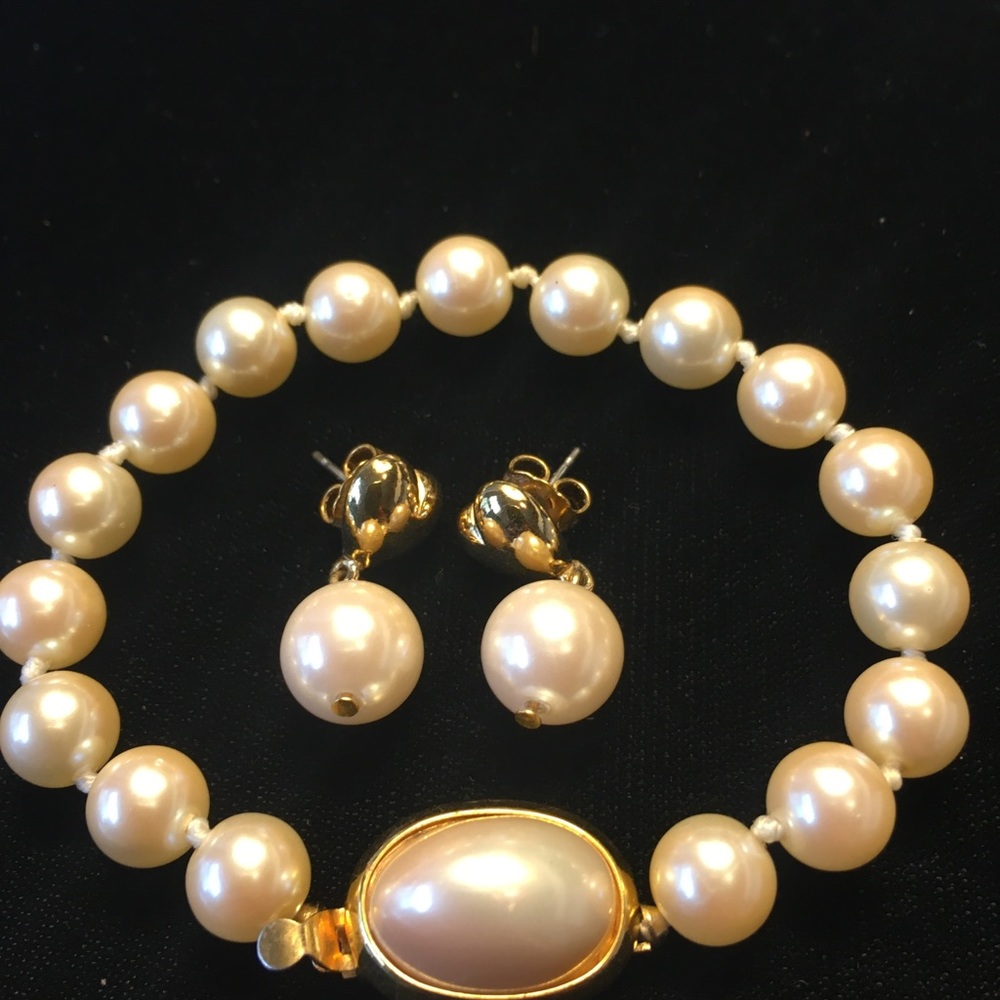 7” Faux Pearl Bracelet with Free Earrings with purchase